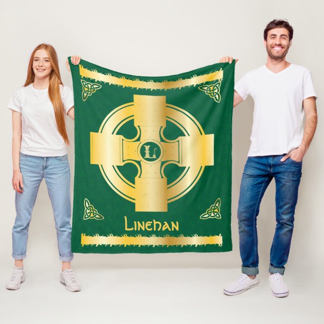 Couverture Polaire Croix celtique et lettre de noeud L Monogramme et  (En situation)