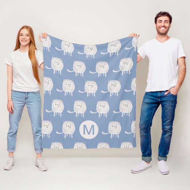 Couverture Polaire Cute Bouncing White Cat Pattern Monogram Blue (En situation)