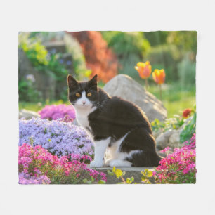 Couverture Polaire Cute chat blanc noir dans un jardin fleuri coloré