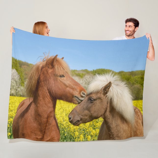 Couverture Polaire Cute islandaise Horses Cuddle dans une prairie pri (En situation)