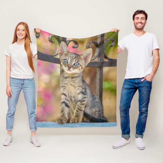 Couverture Polaire Cute Young Tabby Kitten aux yeux bleus dans un jar (En situation)