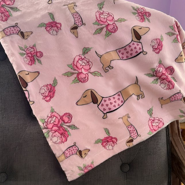 Couverture Polaire Dachshund Pink Floral Blanket Wiener Chien Aimer (Floral dachshund blanket - pink peonies and wiener dogs wearing a heart sweater)