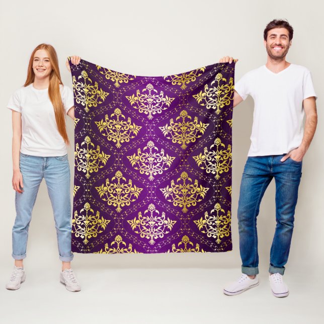 Couverture Polaire Damas florales pourpres et or motif (En situation)
