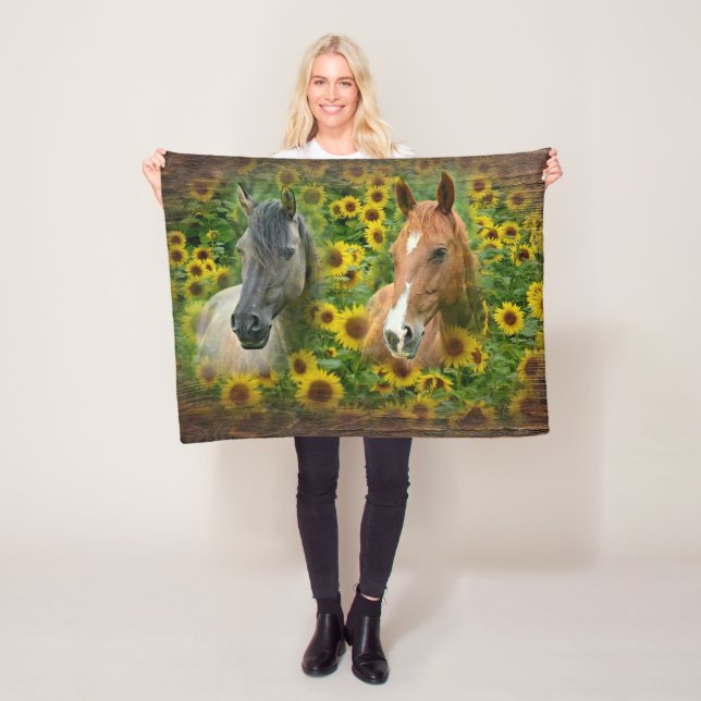 Couverture Polaire De beaux chevaux dans le champ de tournesols (En situation)
