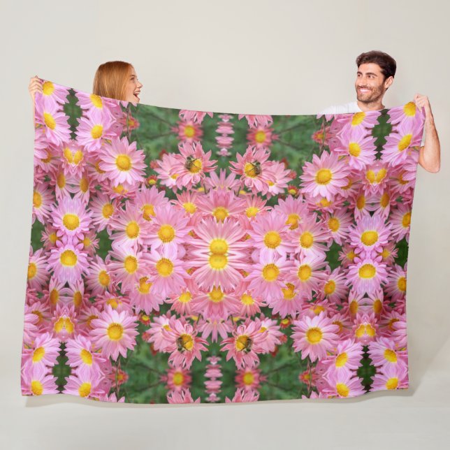 Couverture Polaire De Jolies Marguerites Roses Et Bumble Bee Abstrait (En situation)