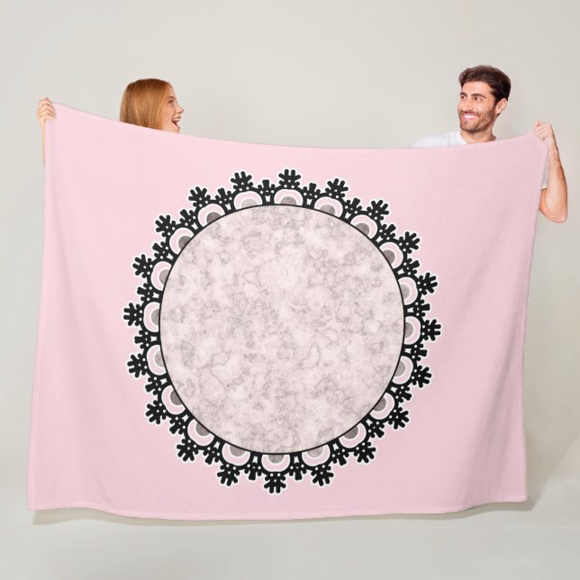 Couverture Polaire dentelle cadre romantique ronde marbre rose noire (En situation)