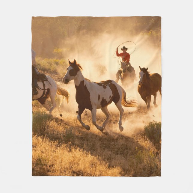 Couverture Polaire Deux cow-boys occidentaux à cheval, braconnant la  (Devant)