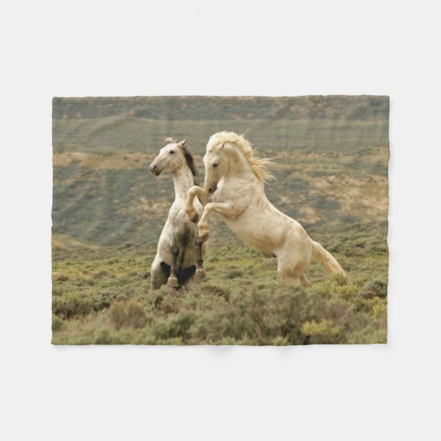 Couverture Polaire Deux Stallions sauvages combattent (Devant (Horizontal))