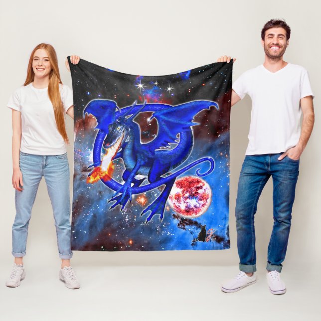 Couverture Polaire Dragon cosmique azurite (En situation)