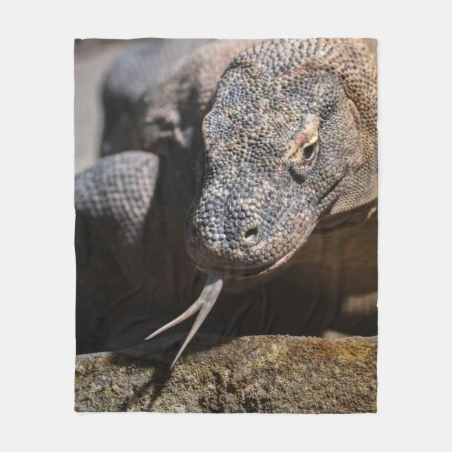 Couverture Polaire Dragon de Komodo montrant sa langue fourrée (Devant)