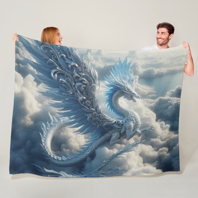 Couverture Polaire Dragon magnifique entouré de nuages (En situation)