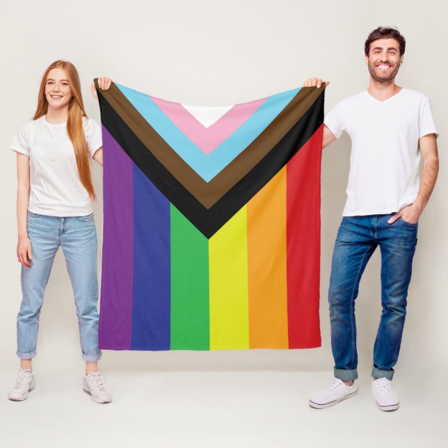 Couverture Polaire Drapeau progressiste LGBTQIA (En situation)