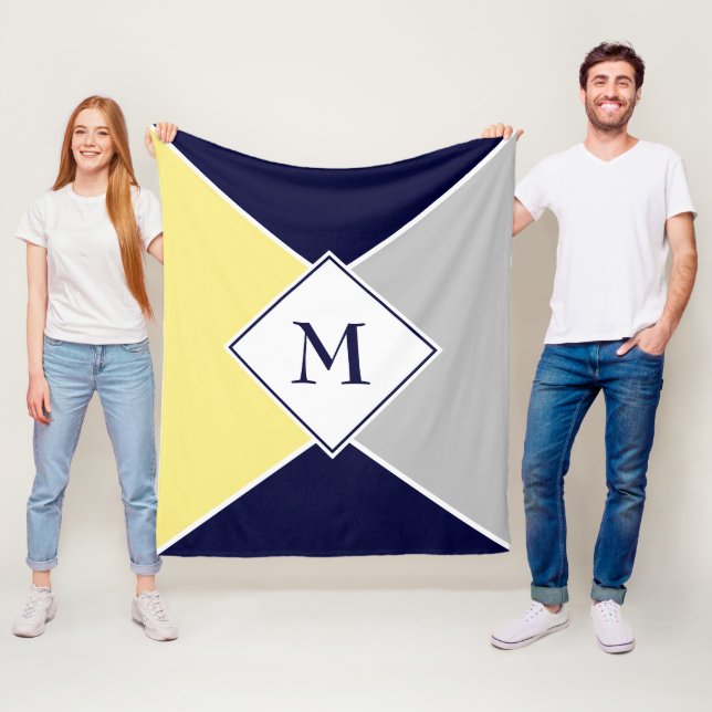 Couverture Polaire Élégant MONOGRAM géométrique | Marine jaune gris (En situation)