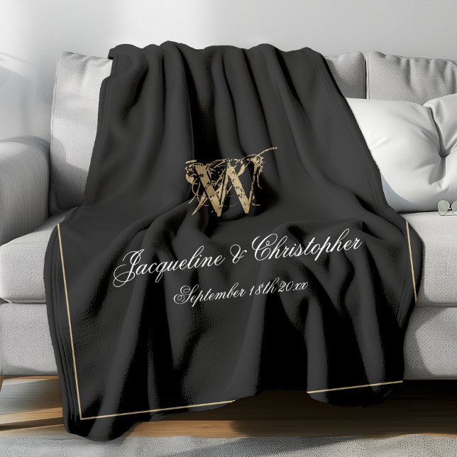 Couverture Polaire Élégant Monogramme de conservation de nouveau mari (Gold monogram with white names on black fleece blanket)