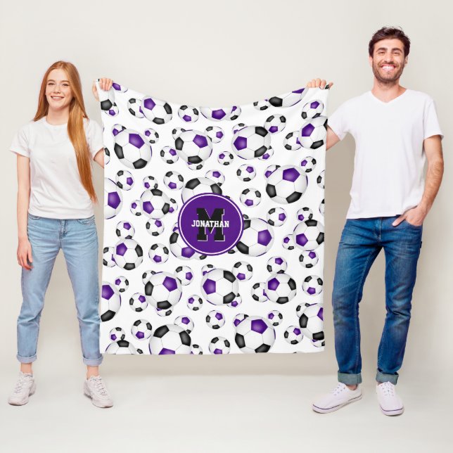 Couverture Polaire équipe violette noir couleurs ballons de football  (En situation)