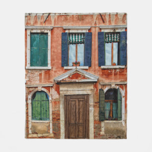 COUVERTURE POLAIRE FAÇADE DE BÂTIMENT PEINTE ORANGE