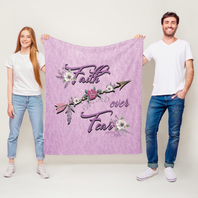 Couverture Polaire Faith Over Fear Fleece Blanket (En situation)