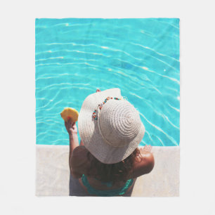 Couverture Polaire Femme assise à côté de la piscine