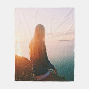 Couverture Polaire Femme debout près du plan d'eau pendant l'heure d'