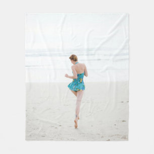 Couverture Polaire Femme marchant sur le rivage près de la plage