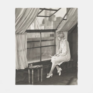 Couverture Polaire femme triste regardant par la fenêtre1940, femme,