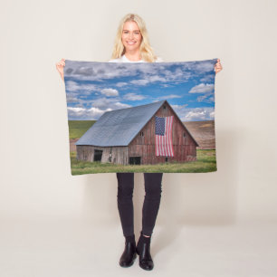 Couverture Polaire Fermes   Grange rouge rustique avec drapeau améric