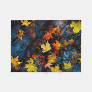 Couverture Polaire Feuilles d'automne dans la scène de l'eau