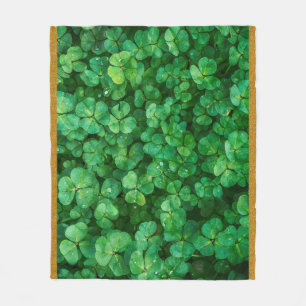 Couverture Polaire Feuilles de trèfle vert avec gouttes d'eau