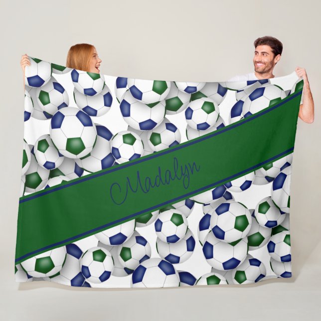 Couverture Polaire filles sport bleu vert soccer balls motif (En situation)