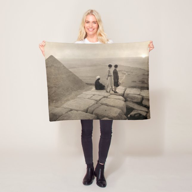 Couverture Polaire Flapper Girls Sunrise Khufu Pyramid, Égypte 1920 (En situation)