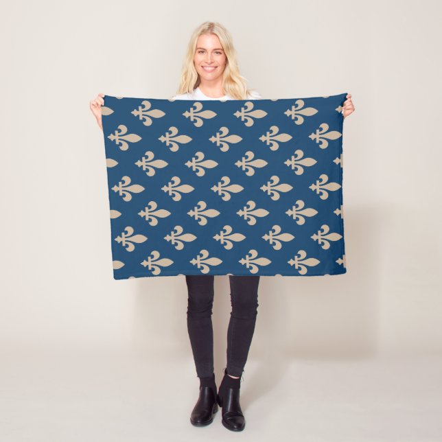 Couverture Polaire Fleur de Lis Motif, Royal French, Crème sur Blue (En situation)