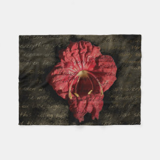 Couverture Polaire Fleur rouge sur texte grunge