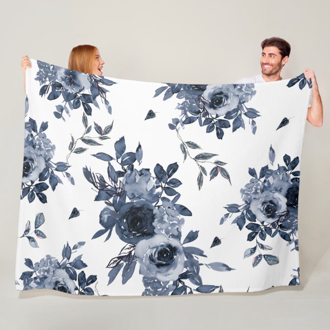 Couverture Polaire Fleurs bleues de la Marine sur blanc (En situation)