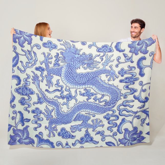 Couverture Polaire Floral de dragon oriental chinois bleu et blanc (En situation)