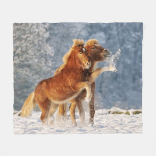Couverture Polaire Foal de cheval islandais jouant dans la neige amus