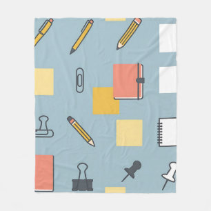 Couverture Polaire Fournitures de bureau désordonnées Crayons Cahiers