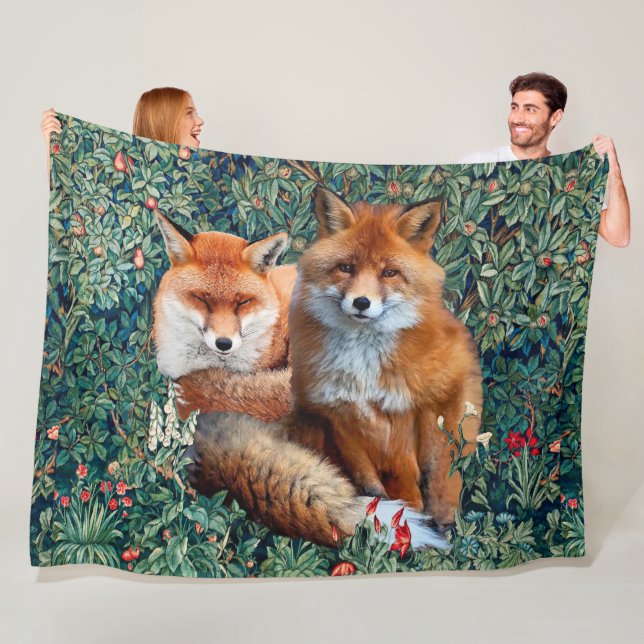 COUVERTURE POLAIRE FOXES ROUGES PARMI LA VERDURE, LE FOLIAGE ET LES F (En situation)