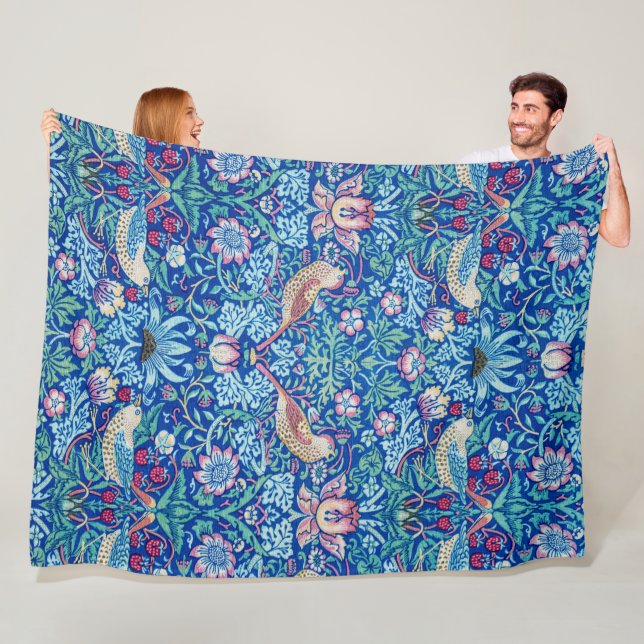 Couverture Polaire Fraise Thief Blue, William Morris Fleece Blank (En situation)
