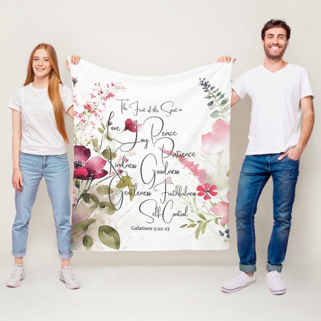 Couverture Polaire Fruit de l'Esprit rose floral (En situation)