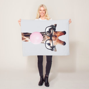 COUVERTURE POLAIRE GIRAFFE PORTANT DES VERRES SOUFFRANT UN BUBBLEGUM
