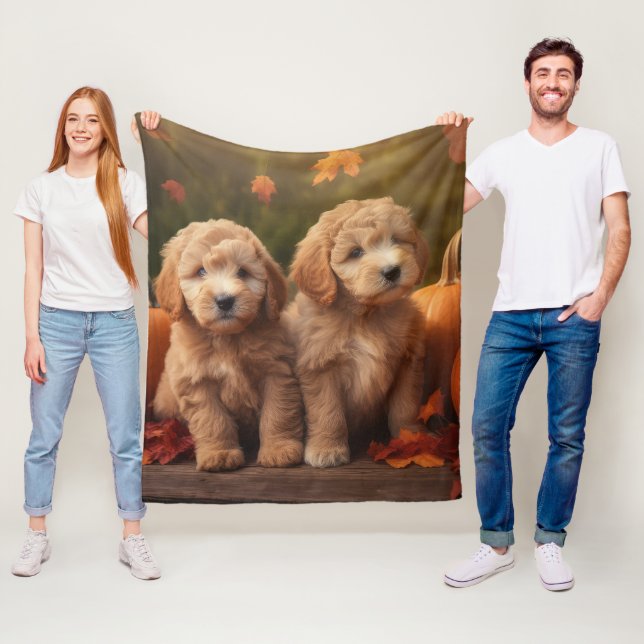 Couverture Polaire Goldendoodle Chiot Automne Citrouille délice (En situation)