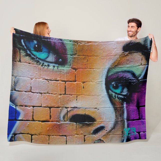 Couverture Polaire Graffiti Girl violet bleu joli yeux Monogramme (En situation)