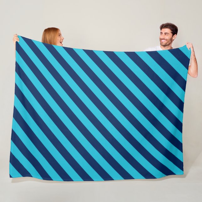Couverture Polaire Gras Diagonal Bleu clair et rayures de marine (En situation)