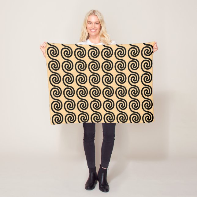 Couverture Polaire Grec Meander Key Waves Motif Brown (En situation)
