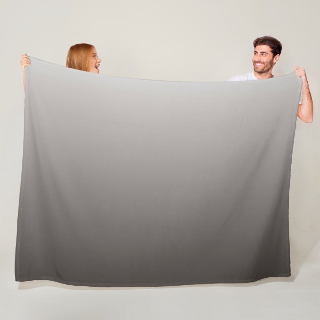 Couverture Polaire Gris Chaud Clair aux Tons Profonds (En situation)