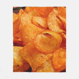 Couverture Polaire Gros plan de chips juteux, croustillants sur plaqu