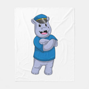 Couverture Polaire Hippo en tant que policier avec casquette de polic