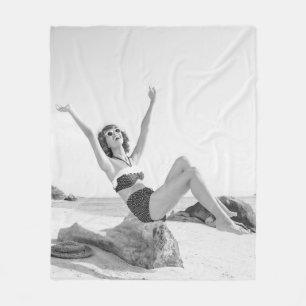Couverture Polaire Jeune femme attirante en bikini sur la plage