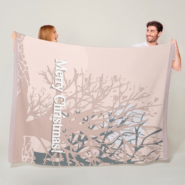 Couverture Polaire Joyeux sapin silhouette de Noël en bei rose vif (En situation)