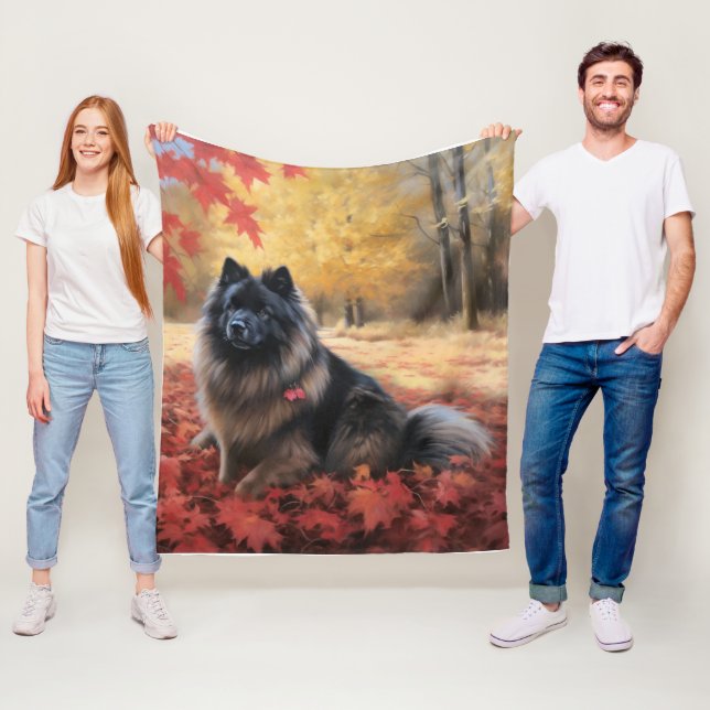 Couverture Polaire Keeshond dans les feuilles d'automne qui tombent i (En situation)
